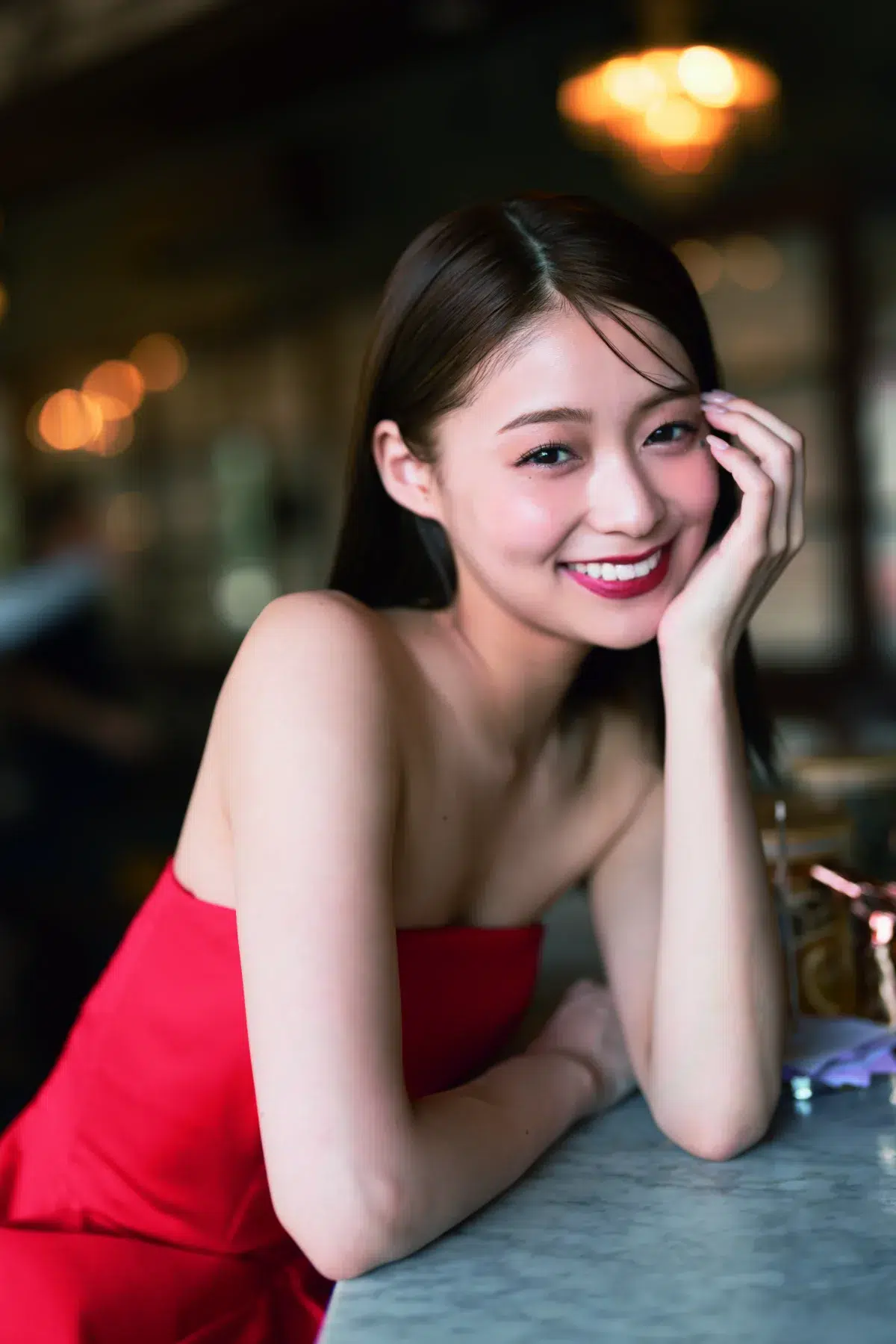 Oha!4キャスター田﨑さくらの初写真集！清楚な朝の顔とは違う「真っ赤なドレス」のギャップにドキッ