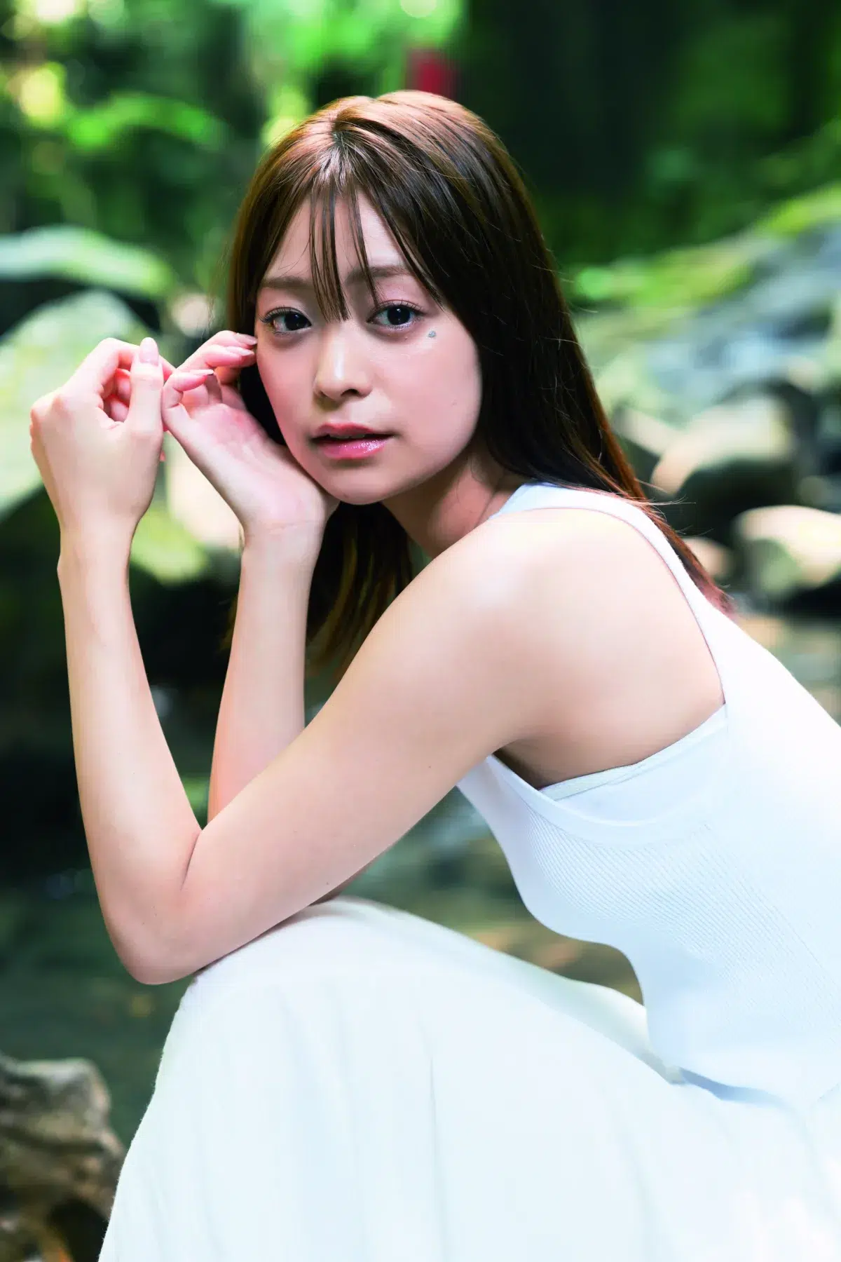 Oha!4キャスター田﨑さくらの初写真集！清楚な朝の顔とは違う「真っ赤なドレス」のギャップにドキッ