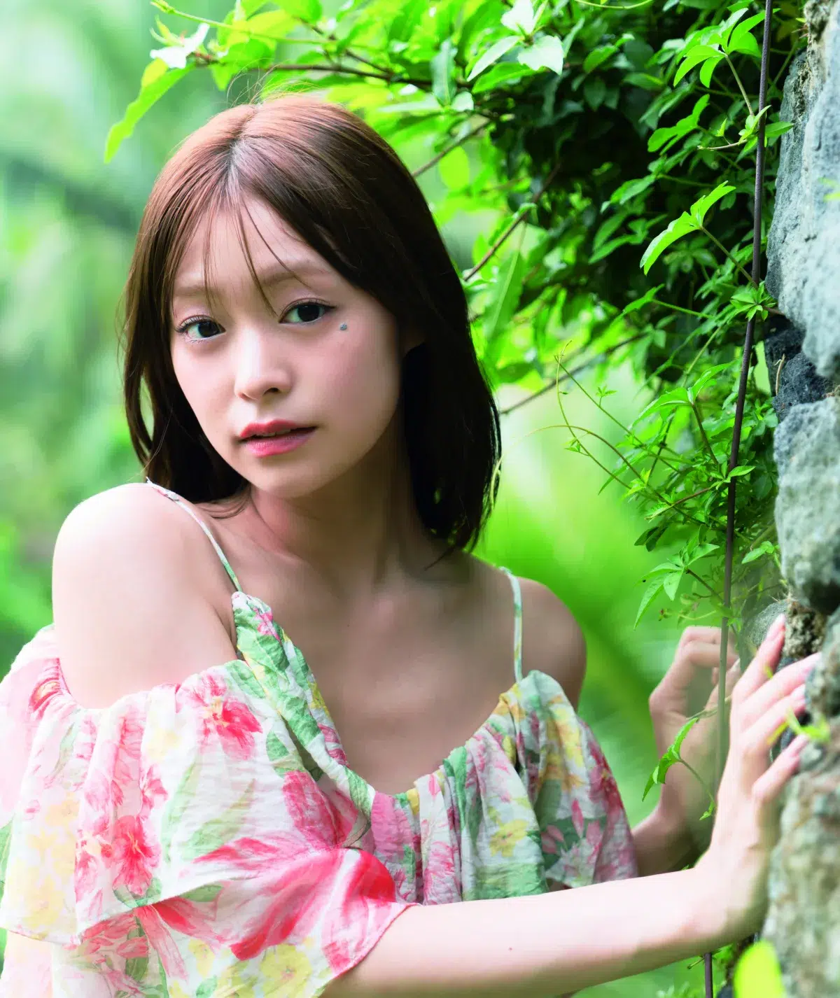 Oha!4キャスター田﨑さくらの初写真集！清楚な朝の顔とは違う「真っ赤なドレス」のギャップにドキッ