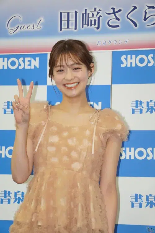 Oha!4キャスター田﨑さくらの初写真集！清楚な朝の顔とは違う「真っ赤なドレス」のギャップにドキッ