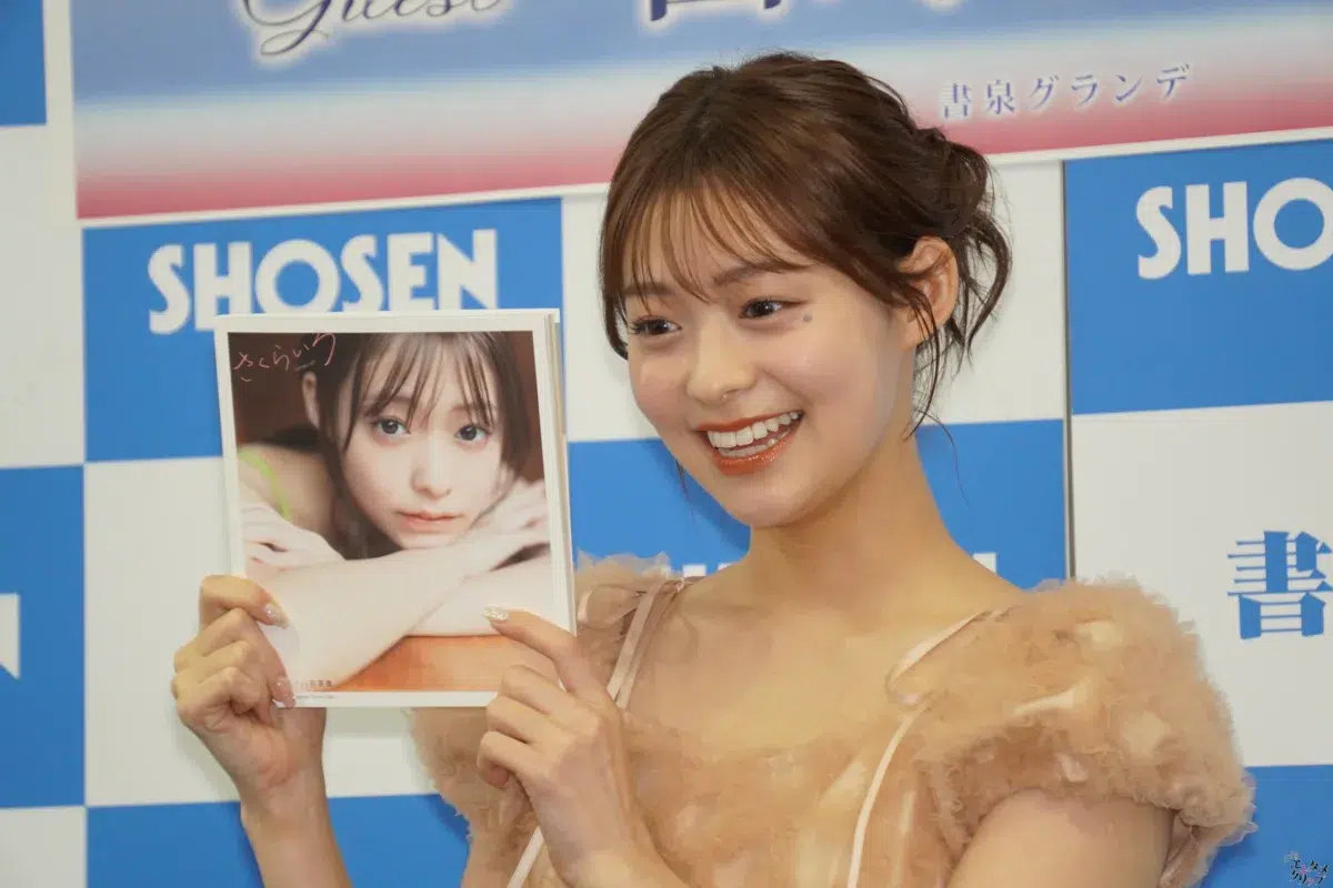 Oha!4キャスター田﨑さくらの初写真集！清楚な朝の顔とは違う「真っ赤なドレス」のギャップにドキッ
