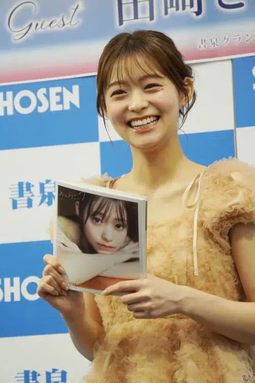 Oha!4キャスター田﨑さくらの初写真集！清楚な朝の顔とは違う「真っ赤なドレス」のギャップにドキッ