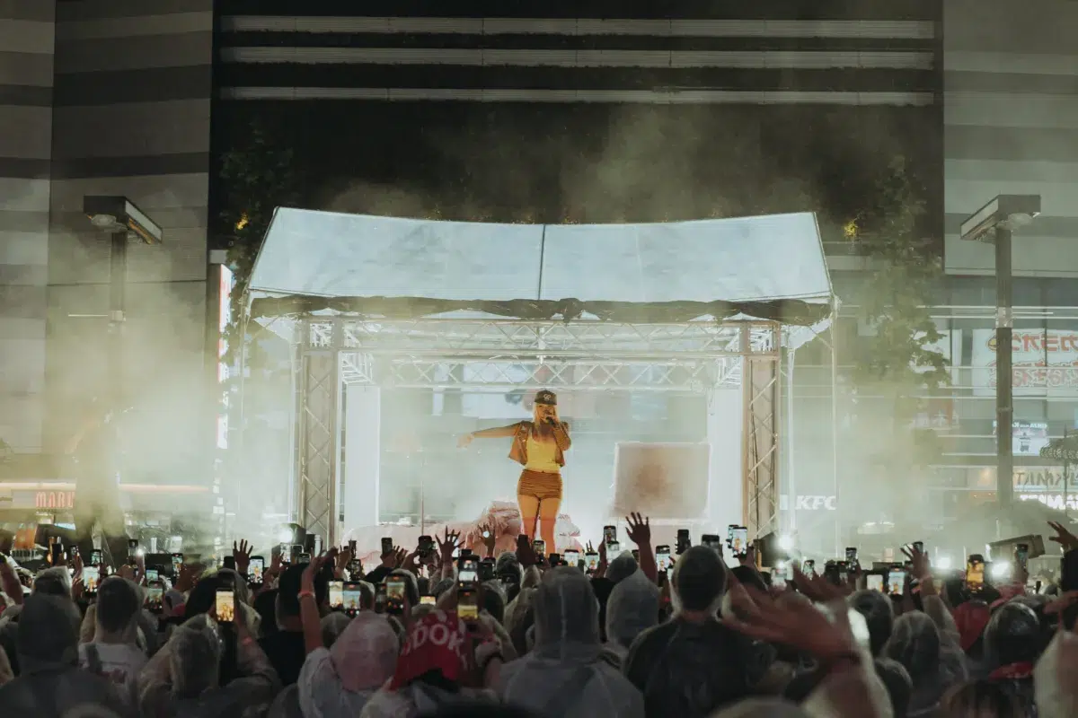 LANAがMATCH FES 2026にてゲリラライブを実施！土砂降りの新宿・歌舞伎町で大量のファンが熱狂！