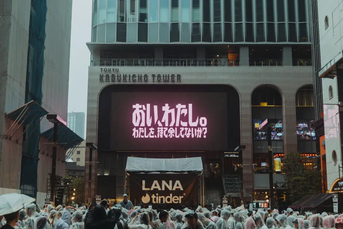 LANAがMATCH FES 2026にてゲリラライブを実施！土砂降りの新宿・歌舞伎町で大量のファンが熱狂！