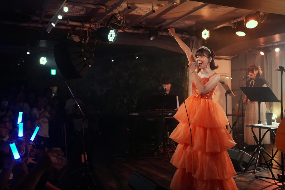 天野なつ 新曲も初披露！雨の土曜日にオリジナル曲、世代を超えて愛される名曲をハイトーンボイスで歌い上げる。 NATSU-ACO vol.5レポート