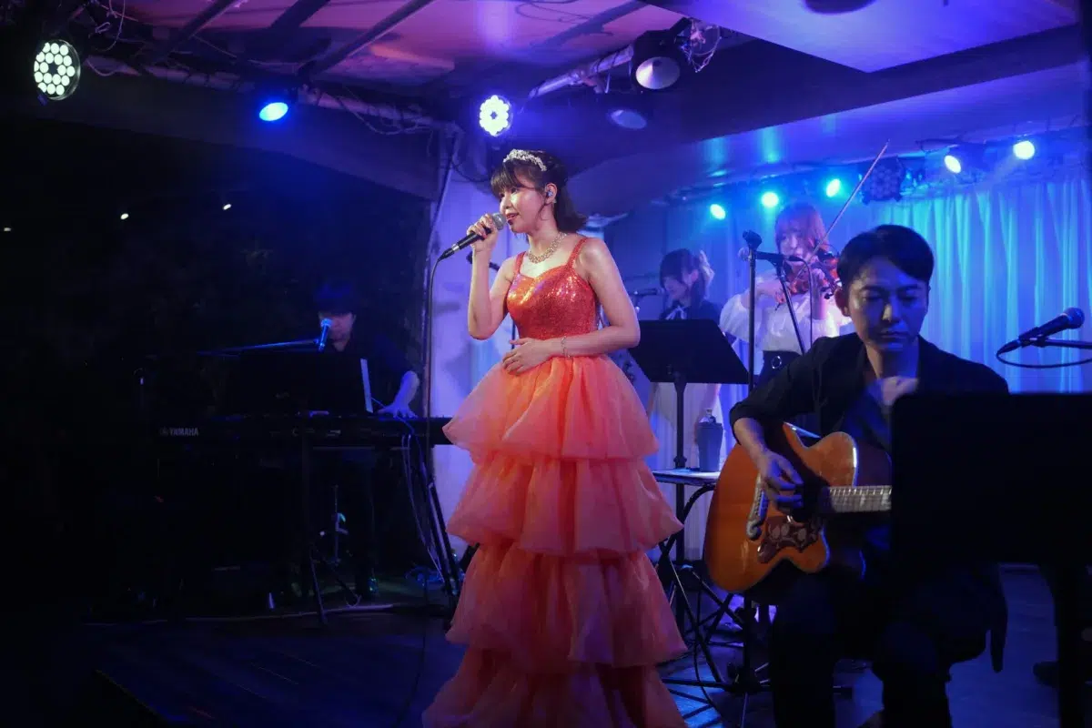 天野なつ 新曲も初披露！雨の土曜日にオリジナル曲、世代を超えて愛される名曲をハイトーンボイスで歌い上げる。 NATSU-ACO vol.5レポート