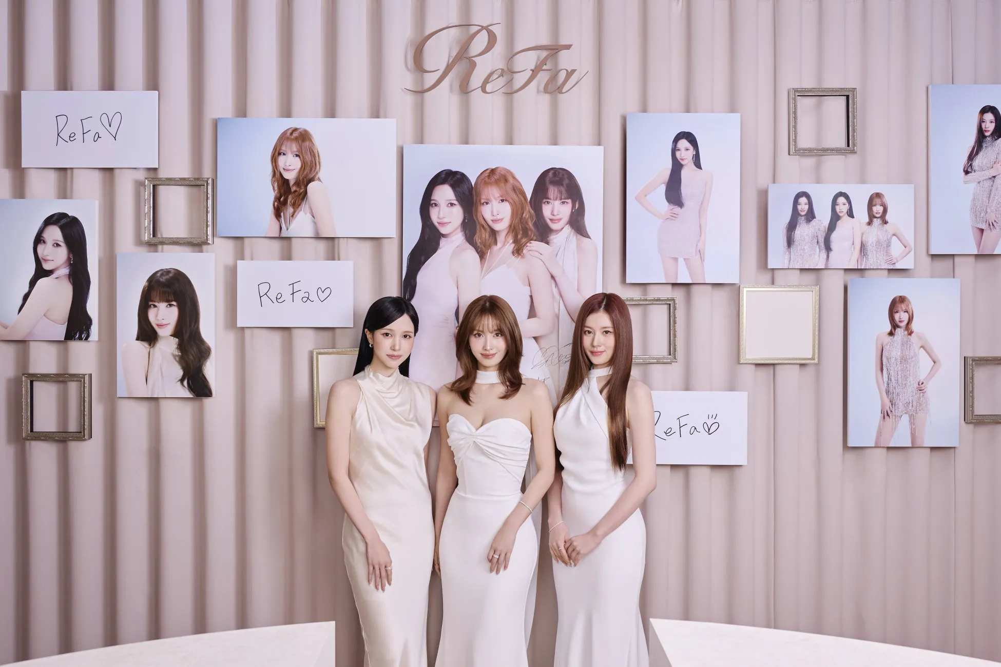 MISAMOファン必見!ReFa GINZA「ReFa BEAUTY SHOWCASE with MISAMO」が7/22リニューアル!直筆サイン&新製品先行予約、限定フォトプリントも 1 MISAMOがReFa GINZAの展示を見学する様子