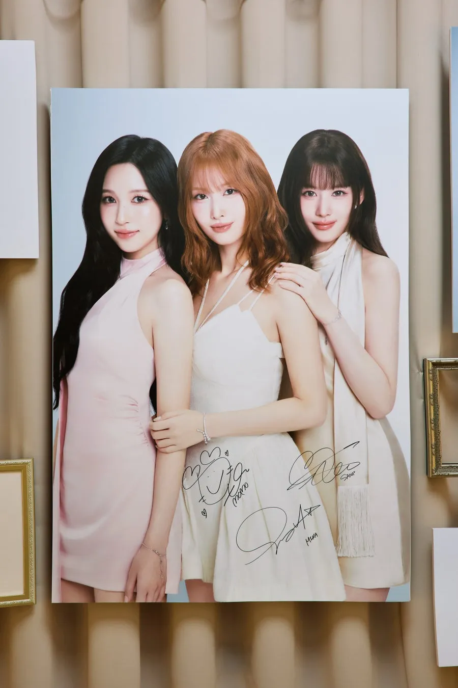 MISAMOファン必見!ReFa GINZA「ReFa BEAUTY SHOWCASE with MISAMO」が7/22リニューアル!直筆サイン&新製品先行予約、限定フォトプリントも 5 新製品の展示とプロによるヘアアレンジ体験のイメージ