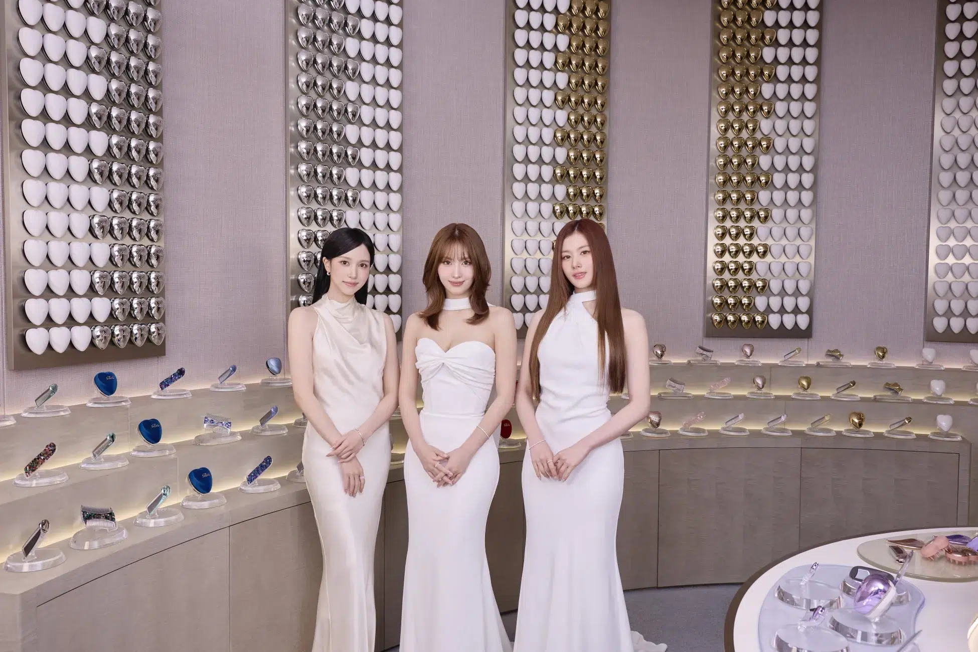 MISAMOファン必見!ReFa GINZA「ReFa BEAUTY SHOWCASE with MISAMO」が7/22リニューアル!直筆サイン&新製品先行予約、限定フォトプリントも 2 MISAMOがReFa GINZAの展示にサインを記入する様子