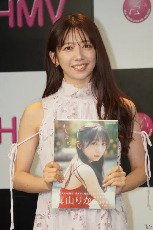 えびちゅう真山りか、20代最後の大胆挑戦!初水着も披露した2nd写真集に「299点」の理由とは? 1 えびちゅう真山りか、20代最後の大胆挑戦!初水着も披露した2nd写真集に「299点」の理由とは?