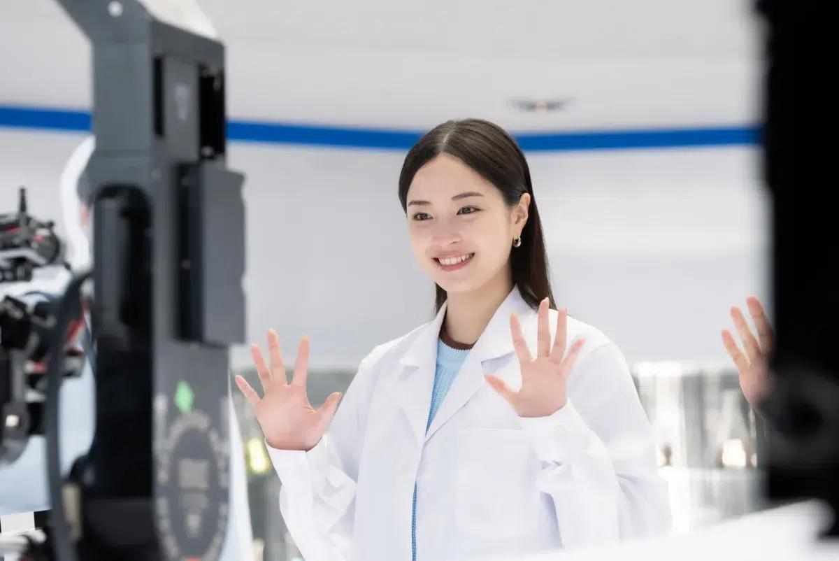 広瀬すず＆オズワルド出演『AGC』新CM解禁！畠中さんは甲冑姿で緊急参戦！？