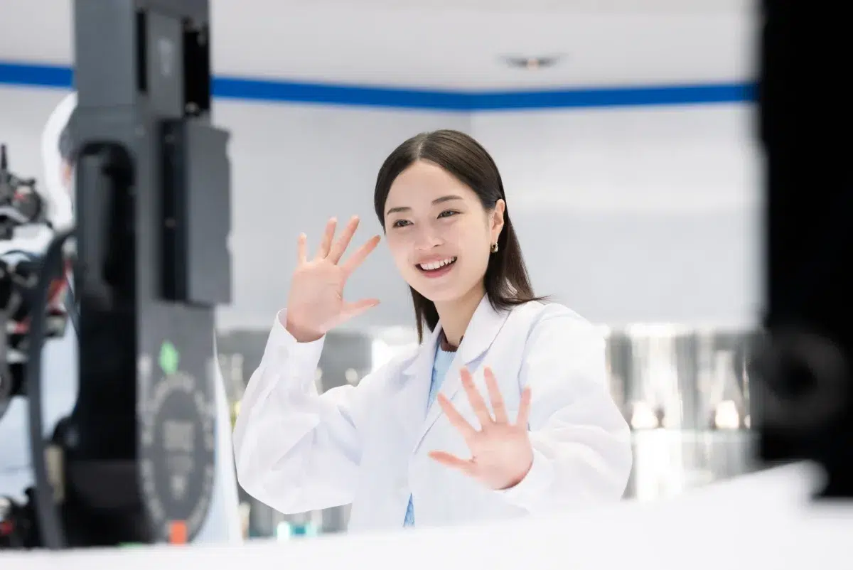 広瀬すず＆オズワルド出演『AGC』新CM解禁！畠中さんは甲冑姿で緊急参戦！？