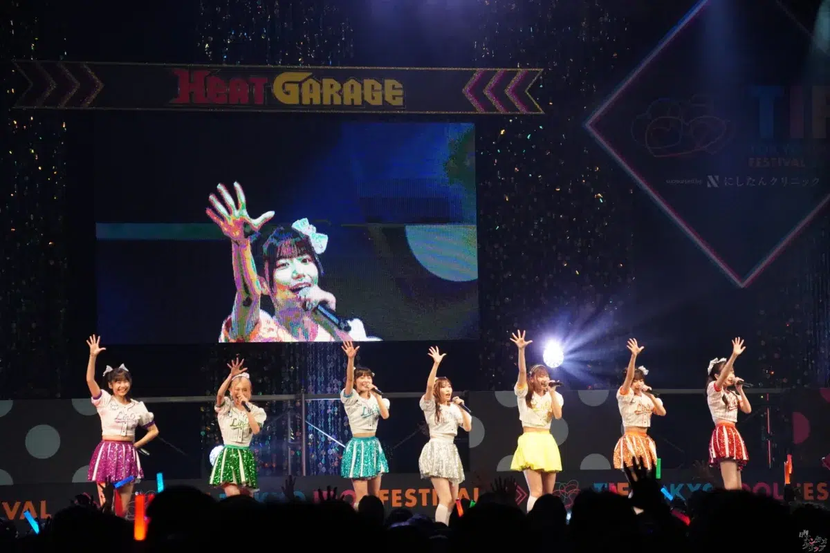 LinQが「TIF2026」HEAT GARAGEを熱狂の渦に。7月リリースの新曲「夏しちゃえ！」も披露