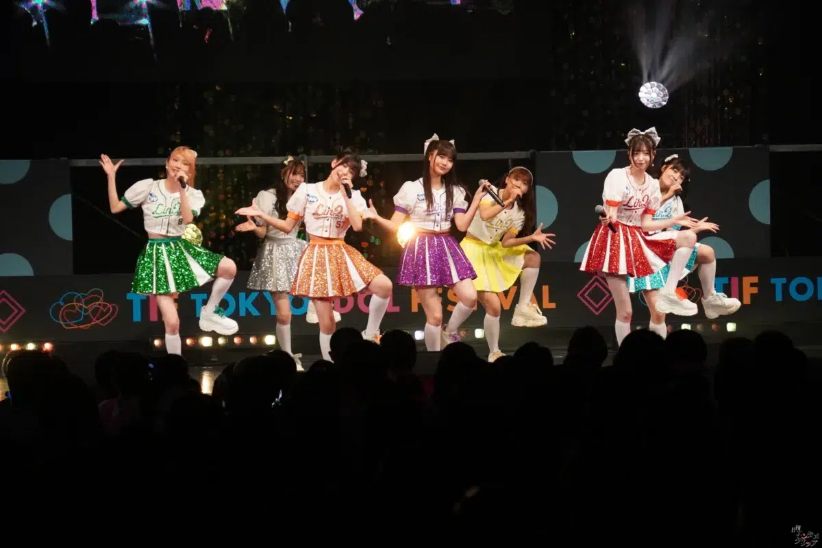 LinQが「TIF2026」HEAT GARAGEを熱狂の渦に。7月リリースの新曲「夏しちゃえ！」も披露