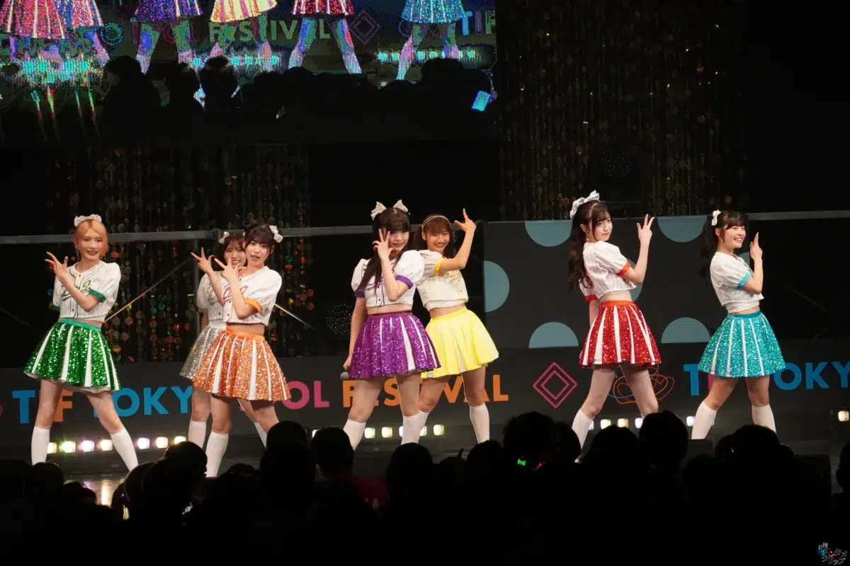 LinQが「TIF2026」HEAT GARAGEを熱狂の渦に。7月リリースの新曲「夏しちゃえ！」も披露