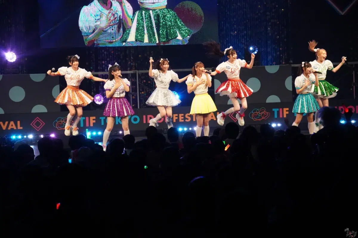 LinQが「TIF2026」HEAT GARAGEを熱狂の渦に。7月リリースの新曲「夏しちゃえ！」も披露
