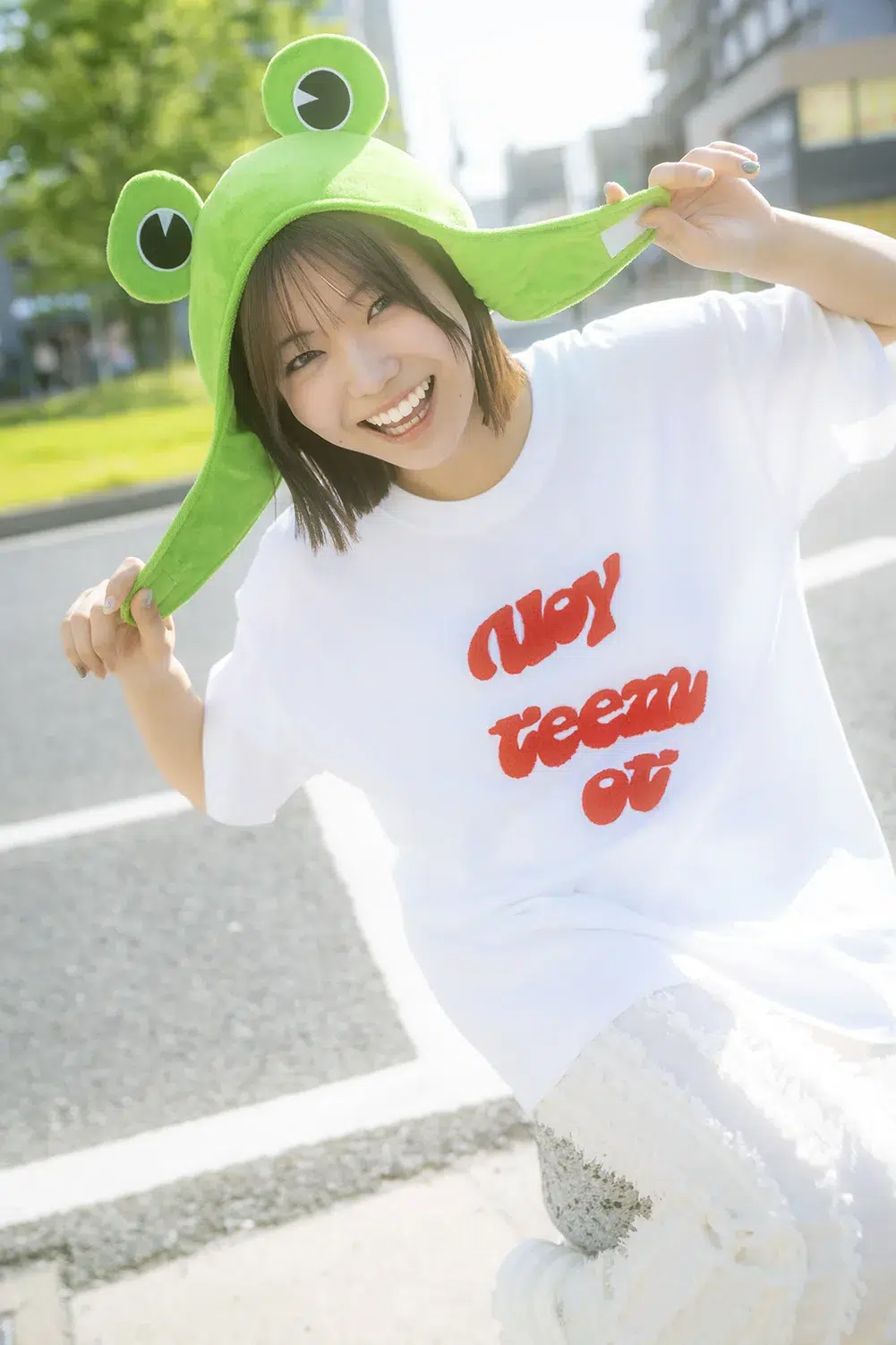 アンジュルム 川名凜、初のフォトブックは“カエル愛”が全開！