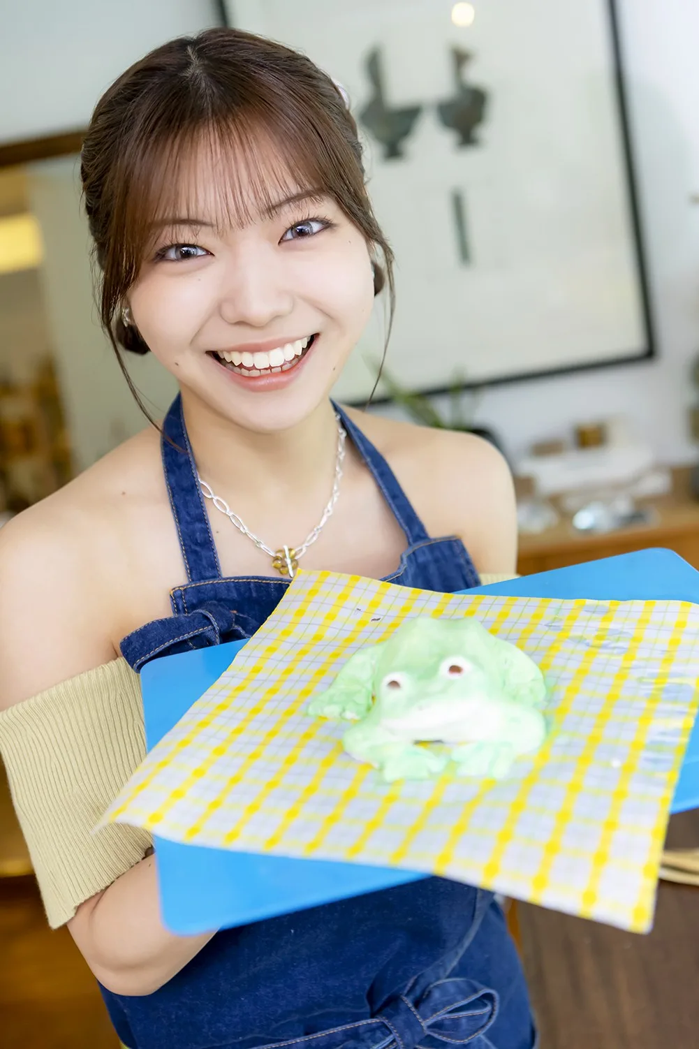 アンジュルム 川名凜、初のフォトブックは“カエル愛”が全開！