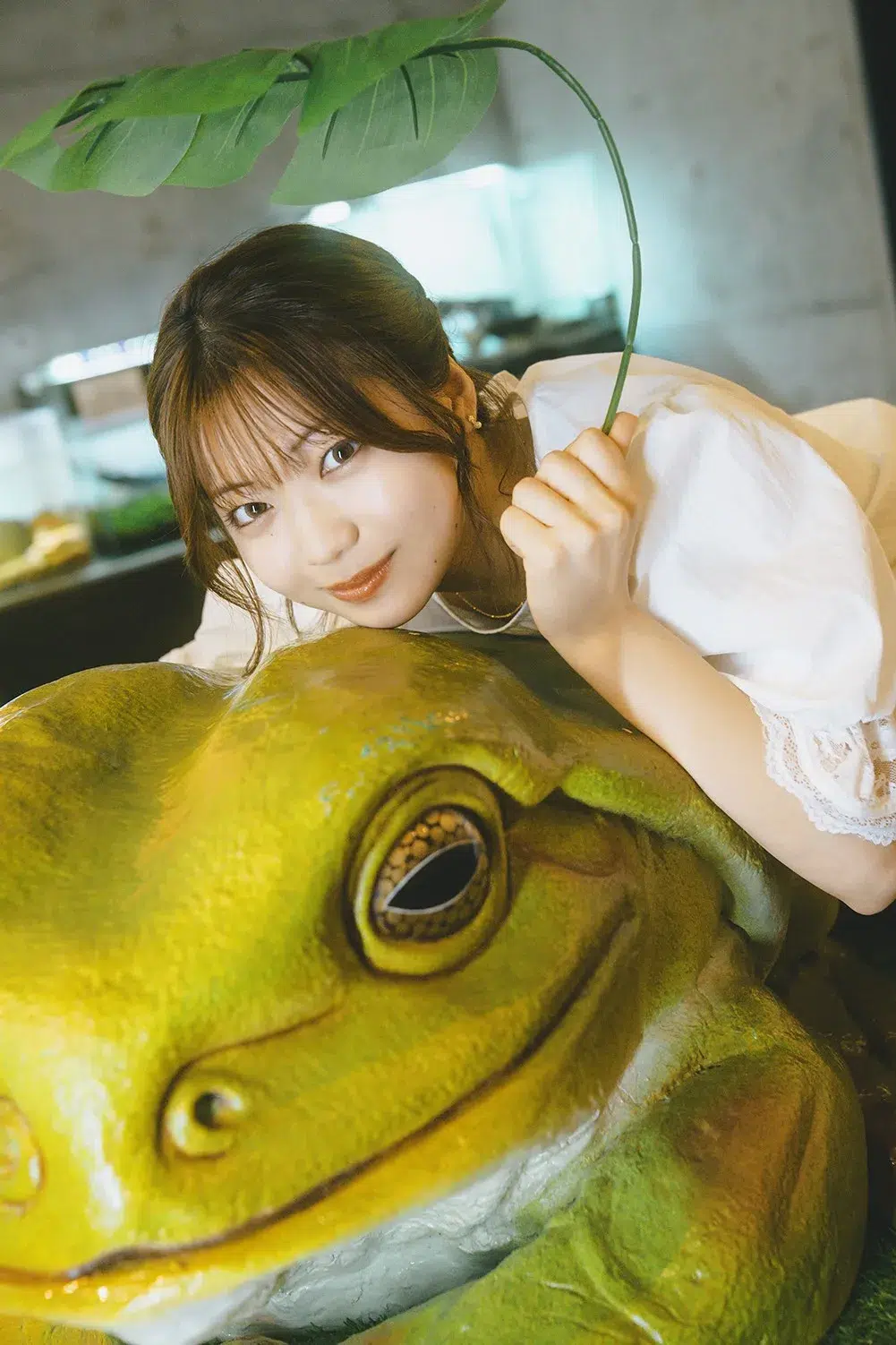 アンジュルム 川名凜、初のフォトブックは“カエル愛”が全開！