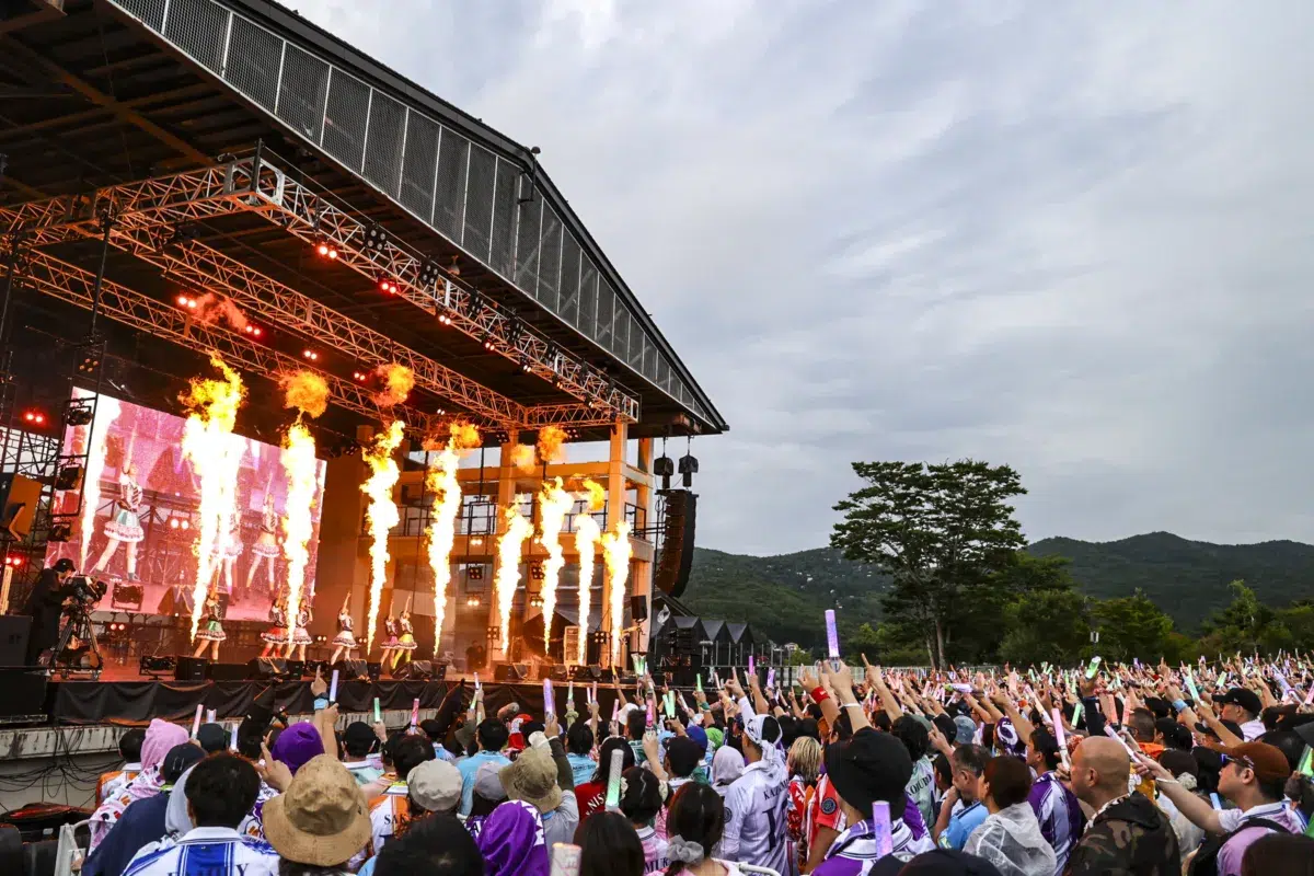 私立恵比寿中学 今年も恒例の「FAMIEN」開催！大阪発3ピースロックバンド・カネヨリマサル提供の新曲「スーパーブルー」8/26(水)配信リリース決定！ジャケット写真も公開！さらに、仲村悠菜主演映画「つりこまち」主題歌にも決定！ 2027/2/6,7には「大学芸会」の開催も決定！