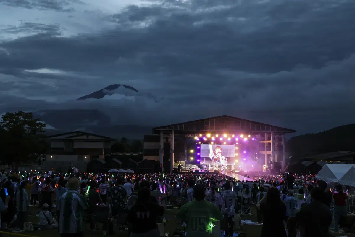私立恵比寿中学 今年も恒例の「FAMIEN」開催！大阪発3ピースロックバンド・カネヨリマサル提供の新曲「スーパーブルー」8/26(水)配信リリース決定！ジャケット写真も公開！さらに、仲村悠菜主演映画「つりこまち」主題歌にも決定！ 2027/2/6,7には「大学芸会」の開催も決定！