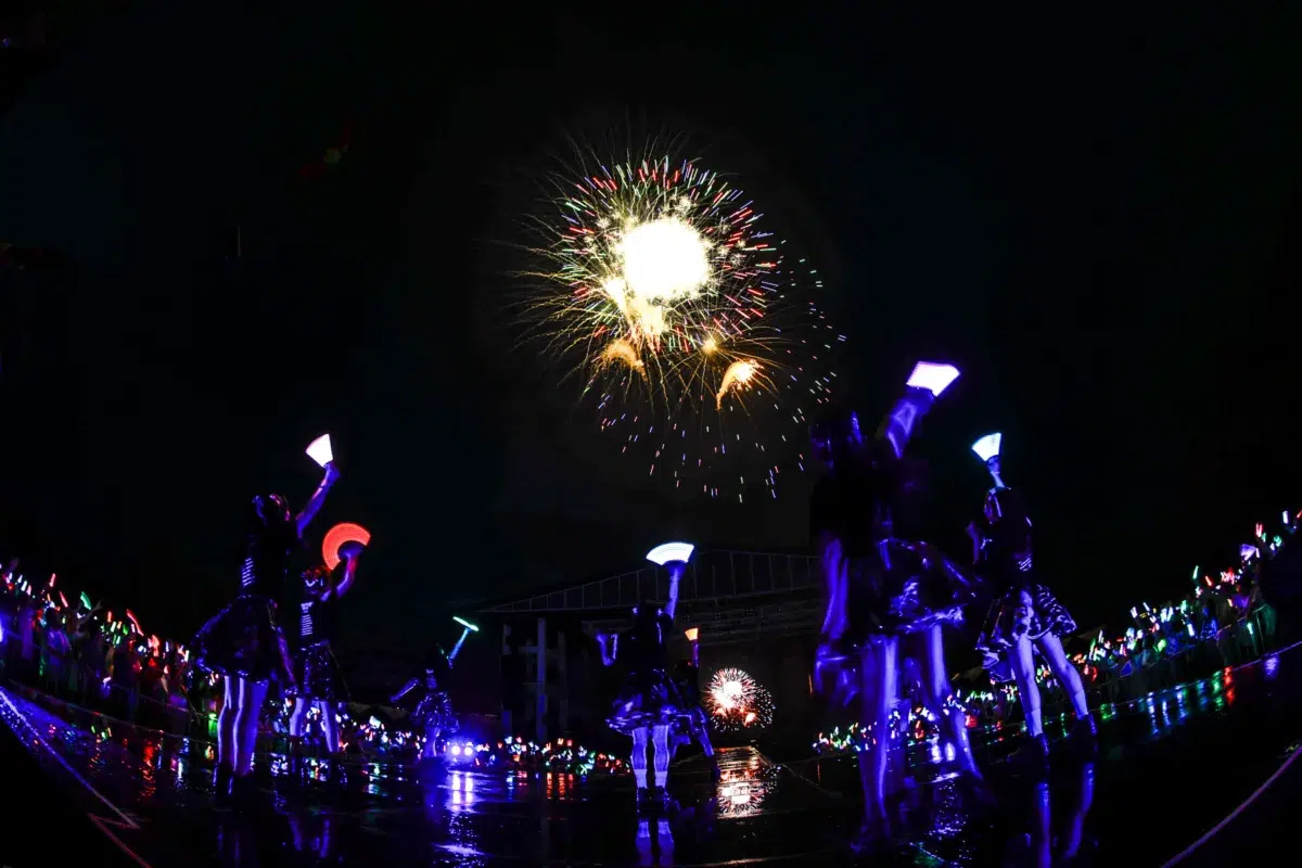 私立恵比寿中学 今年も恒例の「FAMIEN」開催！大阪発3ピースロックバンド・カネヨリマサル提供の新曲「スーパーブルー」8/26(水)配信リリース決定！ジャケット写真も公開！さらに、仲村悠菜主演映画「つりこまち」主題歌にも決定！ 2027/2/6,7には「大学芸会」の開催も決定！