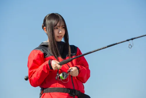 私立恵比寿中学 今年も恒例の「FAMIEN」開催！大阪発3ピースロックバンド・カネヨリマサル提供の新曲「スーパーブルー」8/26(水)配信リリース決定！ジャケット写真も公開！さらに、仲村悠菜主演映画「つりこまち」主題歌にも決定！ 2027/2/6,7には「大学芸会」の開催も決定！