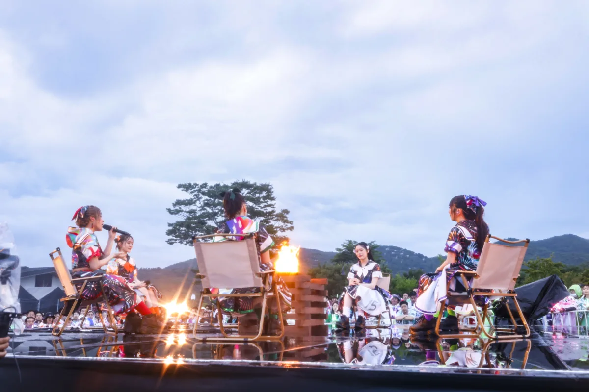 私立恵比寿中学 今年も恒例の「FAMIEN」開催！大阪発3ピースロックバンド・カネヨリマサル提供の新曲「スーパーブルー」8/26(水)配信リリース決定！ジャケット写真も公開！さらに、仲村悠菜主演映画「つりこまち」主題歌にも決定！ 2027/2/6,7には「大学芸会」の開催も決定！