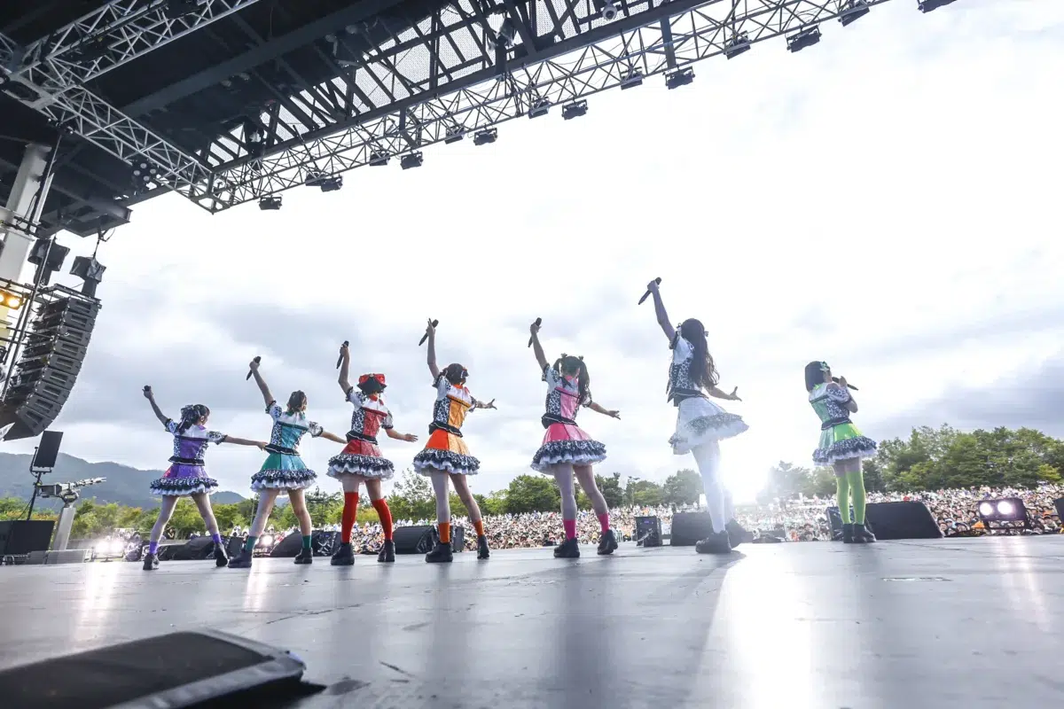 私立恵比寿中学 今年も恒例の「FAMIEN」開催！大阪発3ピースロックバンド・カネヨリマサル提供の新曲「スーパーブルー」8/26(水)配信リリース決定！ジャケット写真も公開！さらに、仲村悠菜主演映画「つりこまち」主題歌にも決定！ 2027/2/6,7には「大学芸会」の開催も決定！
