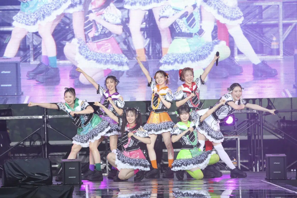 私立恵比寿中学 今年も恒例の「FAMIEN」開催！大阪発3ピースロックバンド・カネヨリマサル提供の新曲「スーパーブルー」8/26(水)配信リリース決定！ジャケット写真も公開！さらに、仲村悠菜主演映画「つりこまち」主題歌にも決定！ 2027/2/6,7には「大学芸会」の開催も決定！