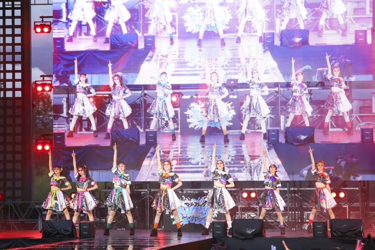 私立恵比寿中学 今年も恒例の「FAMIEN」開催！大阪発3ピースロックバンド・カネヨリマサル提供の新曲「スーパーブルー」8/26(水)配信リリース決定！ジャケット写真も公開！さらに、仲村悠菜主演映画「つりこまち」主題歌にも決定！ 2027/2/6,7には「大学芸会」の開催も決定！