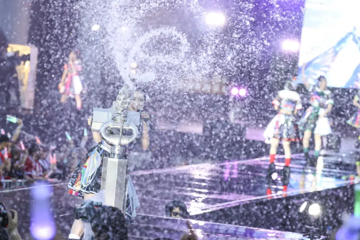 私立恵比寿中学 今年も恒例の「FAMIEN」開催！大阪発3ピースロックバンド・カネヨリマサル提供の新曲「スーパーブルー」8/26(水)配信リリース決定！ジャケット写真も公開！さらに、仲村悠菜主演映画「つりこまち」主題歌にも決定！ 2027/2/6,7には「大学芸会」の開催も決定！