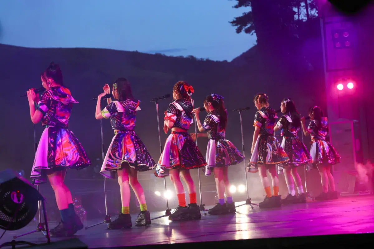 私立恵比寿中学 今年も恒例の「FAMIEN」開催！大阪発3ピースロックバンド・カネヨリマサル提供の新曲「スーパーブルー」8/26(水)配信リリース決定！ジャケット写真も公開！さらに、仲村悠菜主演映画「つりこまち」主題歌にも決定！ 2027/2/6,7には「大学芸会」の開催も決定！
