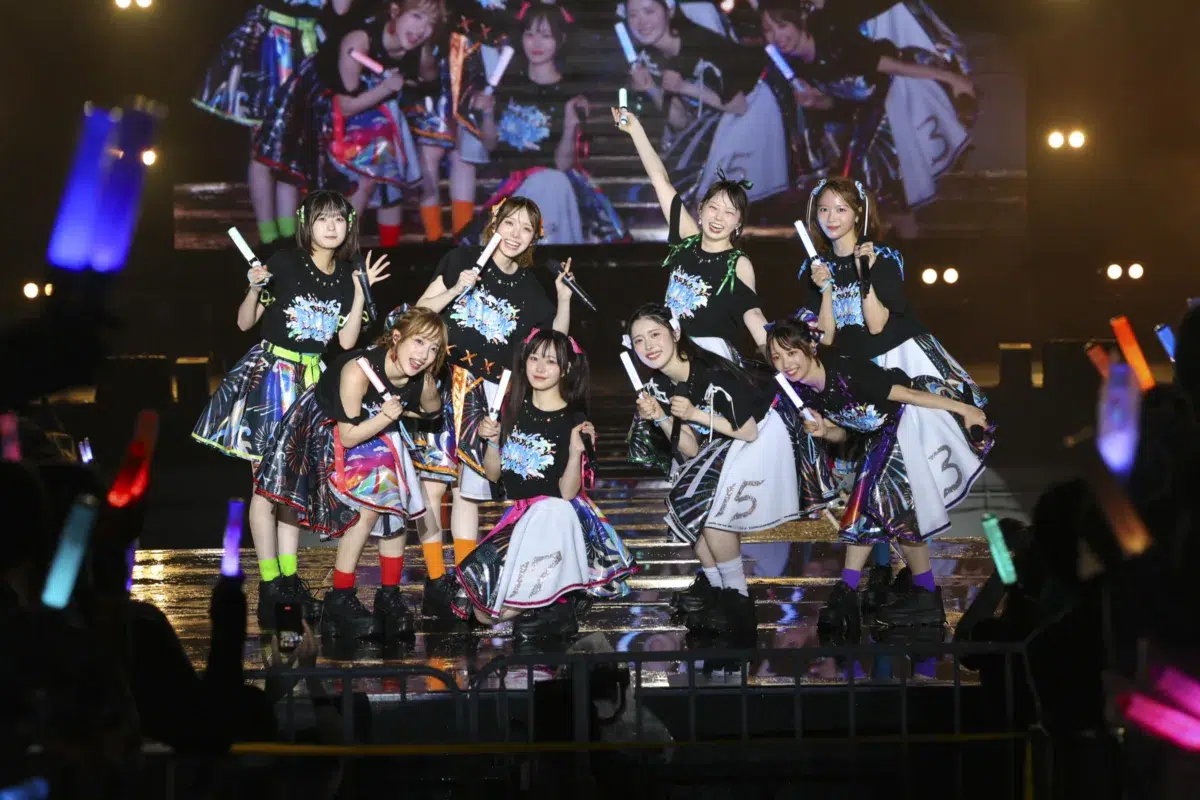 私立恵比寿中学 今年も恒例の「FAMIEN」開催！大阪発3ピースロックバンド・カネヨリマサル提供の新曲「スーパーブルー」8/26(水)配信リリース決定！ジャケット写真も公開！さらに、仲村悠菜主演映画「つりこまち」主題歌にも決定！ 2027/2/6,7には「大学芸会」の開催も決定！