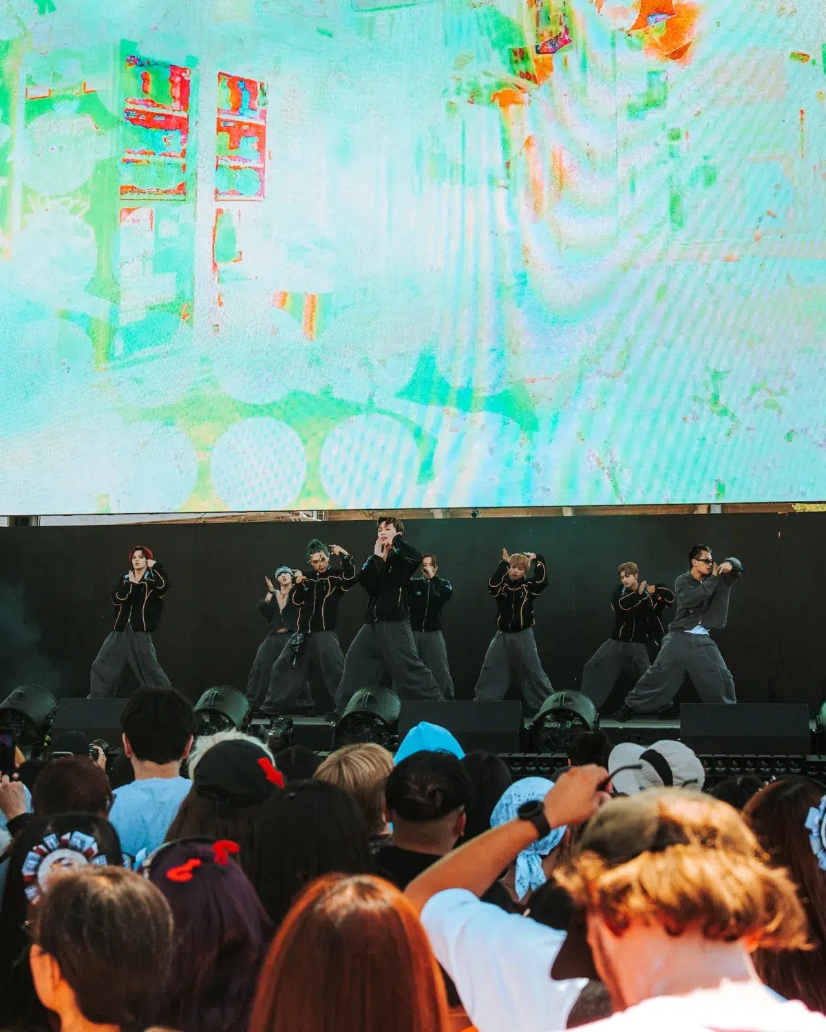 ONE OR EIGHT、米大型音楽フェス『Head In The Clouds』初出演!熱狂のパフォーマンスでLAの観客を魅了 4 ONE OR EIGHT、米大型音楽フェス『Head In The Clouds』初出演!熱狂のパフォーマンスでLAの観客を魅了