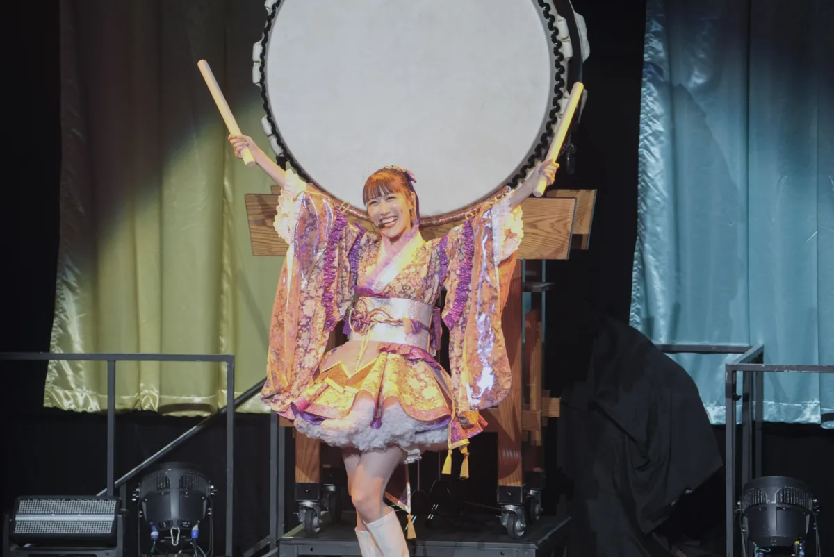 ももクロ高城れに、「盆踊り」と「サンバカーニバル」という異なるテーマの二部公演のソロコンサートを地元・横浜で開催。モノノフとお祭り騒ぎの1日に! 1 ももクロ高城れに、「盆踊り」と「サンバカーニバル」という異なるテーマの二部公演のソロコンサートを地元・横浜で開催。モノノフとお祭り騒ぎの1日に!