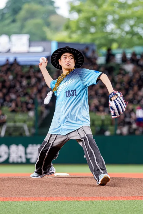 SEAMO、埼玉西武ライオンズ夏の大型イベント“アオフェス2026”に登場し、セレモニアルピッチを実施！ 試合後には「マタアイマショウ」「Continue」などのヒット曲をパフォーマンス！「もう、めちゃめちゃ楽しかったです」
