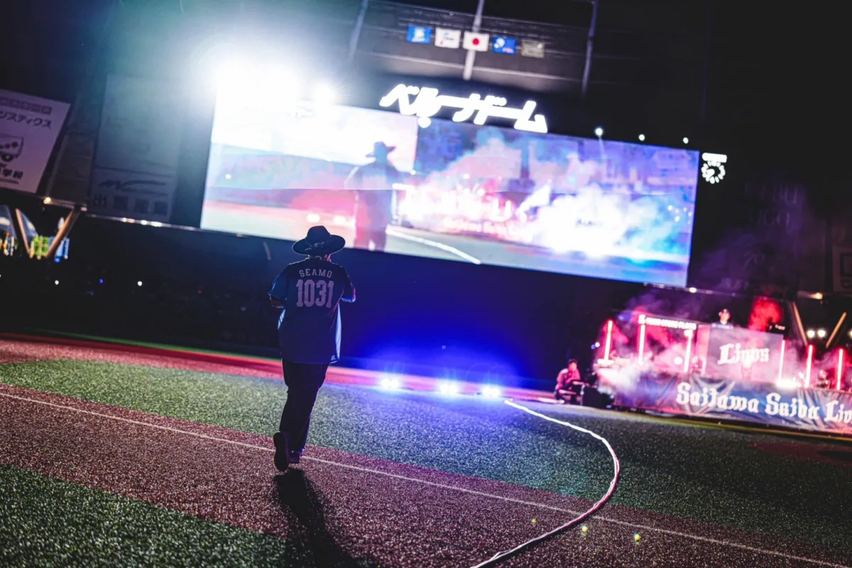 SEAMO、埼玉西武ライオンズ夏の大型イベント“アオフェス2026”に登場し、セレモニアルピッチを実施！ 試合後には「マタアイマショウ」「Continue」などのヒット曲をパフォーマンス！「もう、めちゃめちゃ楽しかったです」