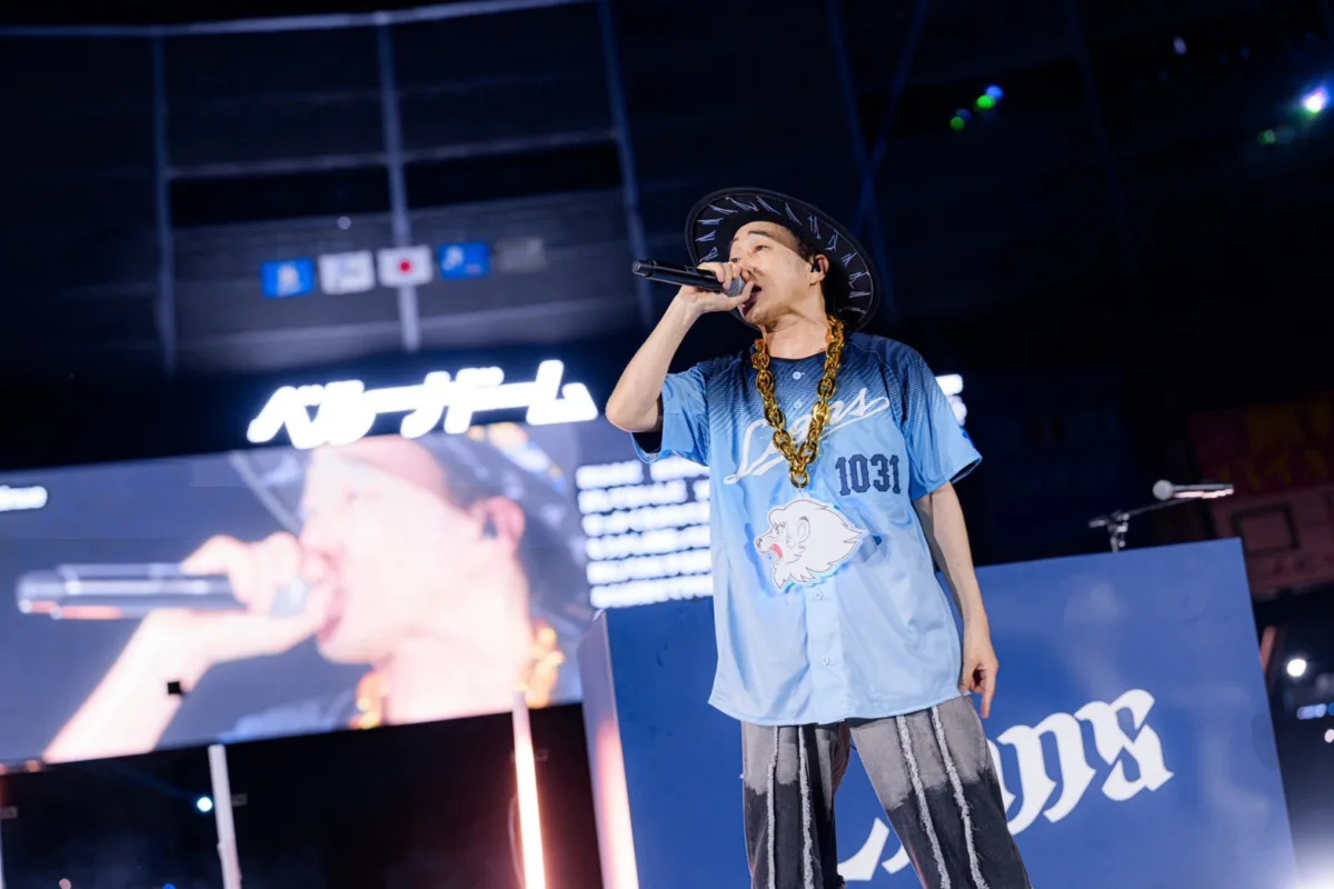 SEAMO、埼玉西武ライオンズ夏の大型イベント“アオフェス2026”に登場し、セレモニアルピッチを実施！ 試合後には「マタアイマショウ」「Continue」などのヒット曲をパフォーマンス！「もう、めちゃめちゃ楽しかったです」