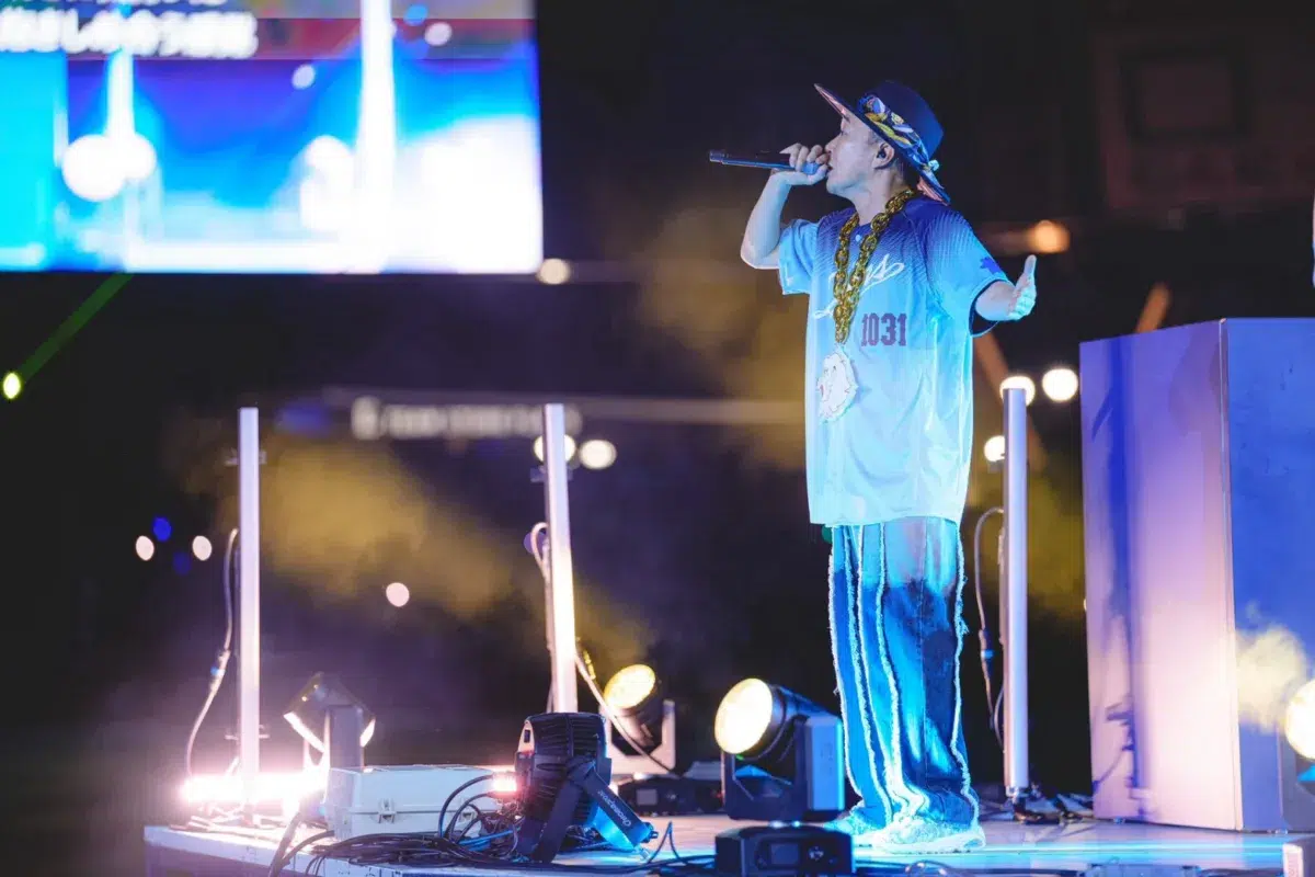 SEAMO、埼玉西武ライオンズ夏の大型イベント“アオフェス2026”に登場し、セレモニアルピッチを実施！ 試合後には「マタアイマショウ」「Continue」などのヒット曲をパフォーマンス！「もう、めちゃめちゃ楽しかったです」