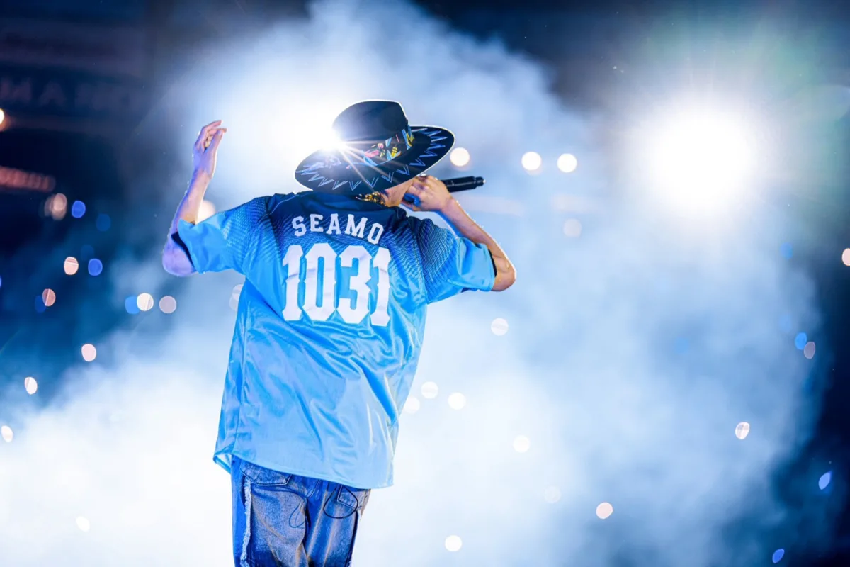 SEAMO、埼玉西武ライオンズ夏の大型イベント“アオフェス2026”に登場し、セレモニアルピッチを実施！ 試合後には「マタアイマショウ」「Continue」などのヒット曲をパフォーマンス！「もう、めちゃめちゃ楽しかったです」