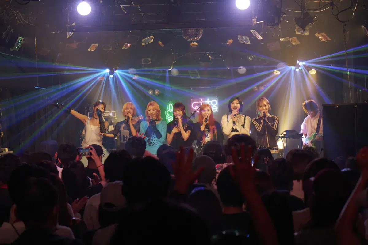 Ettone、「Under The Rug ON LIVE VOL.2」でVivaOlaと共演。新曲「STAY」初披露と圧巻のコーラスで示した成長 10 Ettone、「Under The Rug ON LIVE VOL.2」でVivaOlaと共演。新曲「STAY」初披露と圧巻のコーラスで示した成長