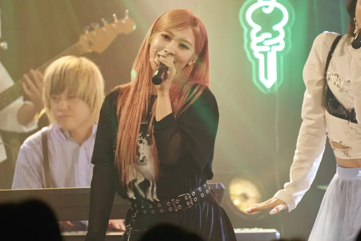 Ettone、「Under The Rug ON LIVE VOL.2」でVivaOlaと共演。新曲「STAY」初披露と圧巻のコーラスで示した成長 7 Ettone、「Under The Rug ON LIVE VOL.2」でVivaOlaと共演。新曲「STAY」初披露と圧巻のコーラスで示した成長