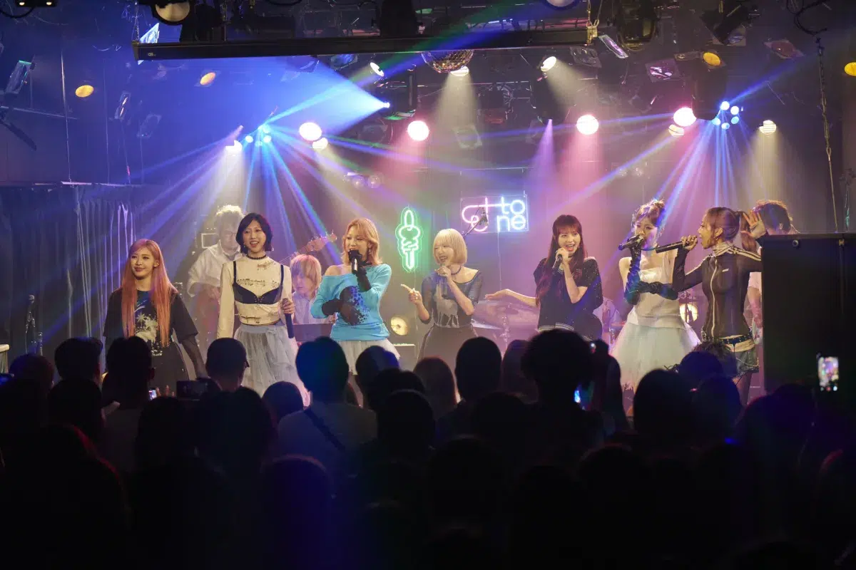 Ettone、「Under The Rug ON LIVE VOL.2」でVivaOlaと共演。新曲「STAY」初披露と圧巻のコーラスで示した成長 22 Ettone、「Under The Rug ON LIVE VOL.2」でVivaOlaと共演。新曲「STAY」初披露と圧巻のコーラスで示した成長