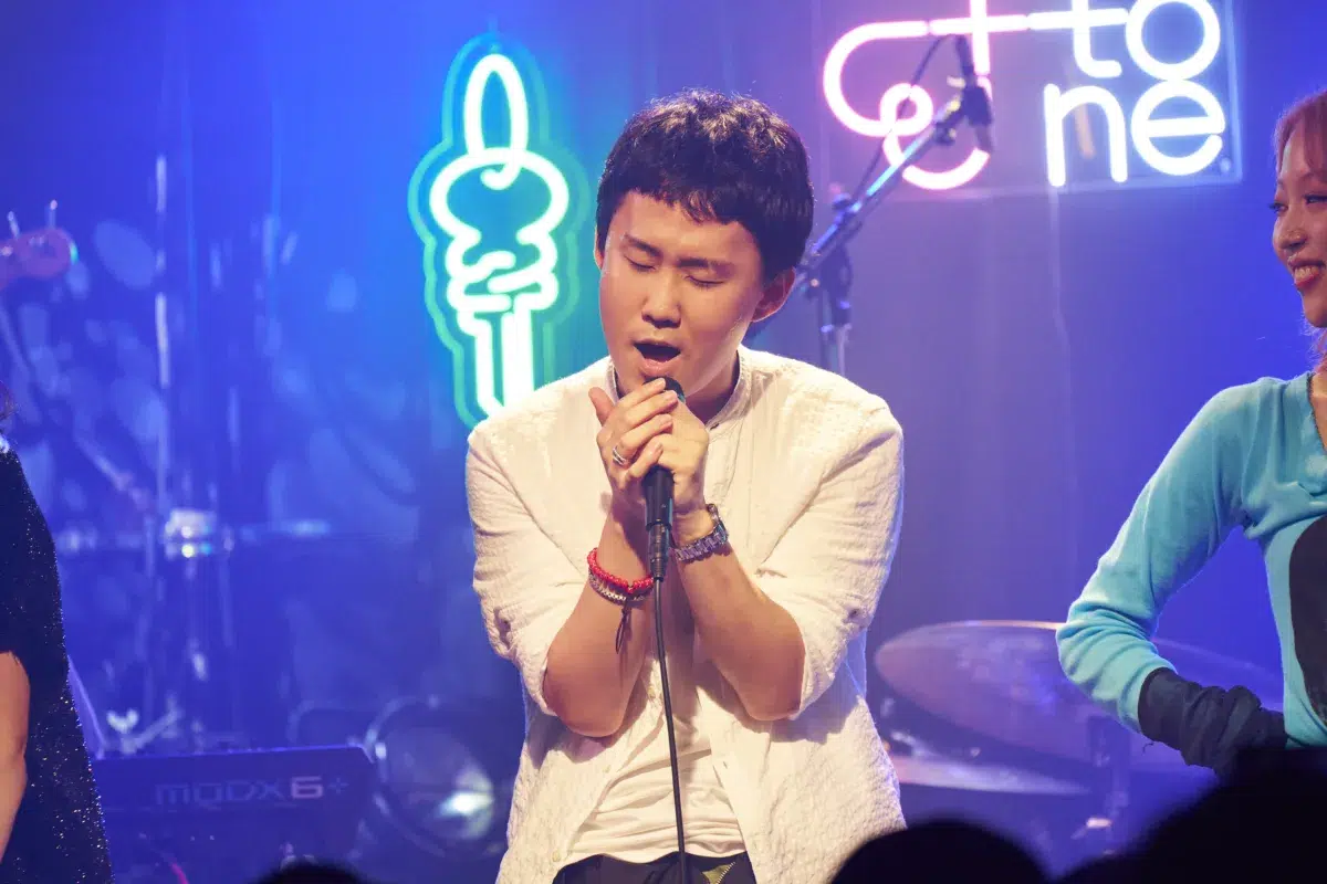 Ettone、「Under The Rug ON LIVE VOL.2」でVivaOlaと共演。新曲「STAY」初披露と圧巻のコーラスで示した成長 4 Ettone、「Under The Rug ON LIVE VOL.2」でVivaOlaと共演。新曲「STAY」初披露と圧巻のコーラスで示した成長