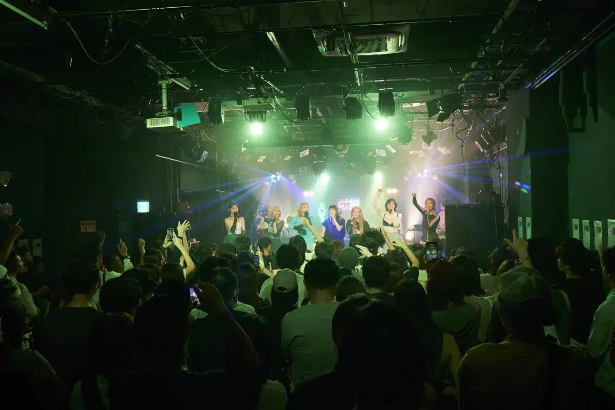 Ettone、「Under The Rug ON LIVE VOL.2」でVivaOlaと共演。新曲「STAY」初披露と圧巻のコーラスで示した成長 2 Ettone、「Under The Rug ON LIVE VOL.2」でVivaOlaと共演。新曲「STAY」初披露と圧巻のコーラスで示した成長