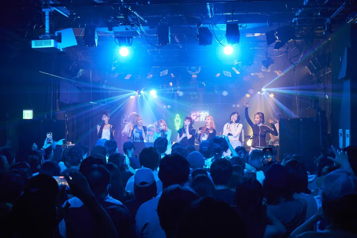 Ettone、「Under The Rug ON LIVE VOL.2」でVivaOlaと共演。新曲「STAY」初披露と圧巻のコーラスで示した成長 1 Ettone、「Under The Rug ON LIVE VOL.2」でVivaOlaと共演。新曲「STAY」初披露と圧巻のコーラスで示した成長