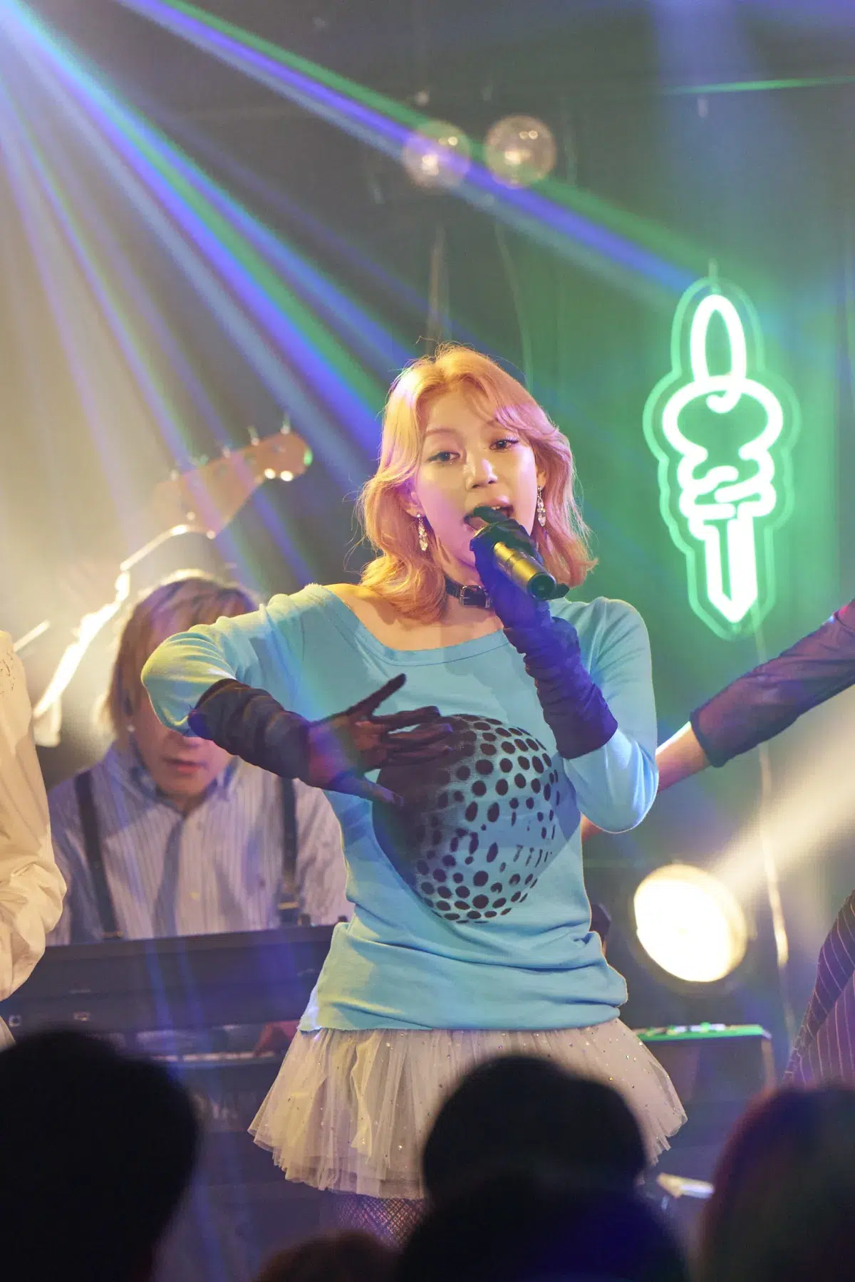 Ettone、「Under The Rug ON LIVE VOL.2」でVivaOlaと共演。新曲「STAY」初披露と圧巻のコーラスで示した成長 21 Ettone、「Under The Rug ON LIVE VOL.2」でVivaOlaと共演。新曲「STAY」初披露と圧巻のコーラスで示した成長