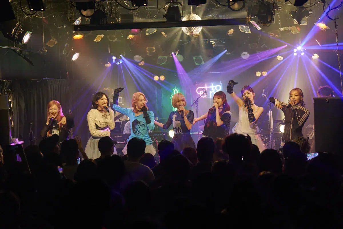 Ettone、「Under The Rug ON LIVE VOL.2」でVivaOlaと共演。新曲「STAY」初披露と圧巻のコーラスで示した成長 17 Ettone、「Under The Rug ON LIVE VOL.2」でVivaOlaと共演。新曲「STAY」初披露と圧巻のコーラスで示した成長