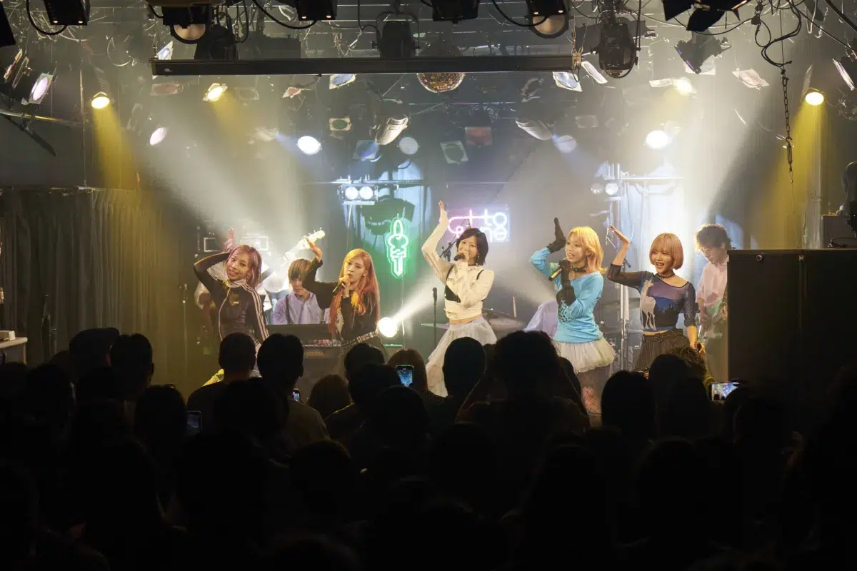 Ettone、「Under The Rug ON LIVE VOL.2」でVivaOlaと共演。新曲「STAY」初披露と圧巻のコーラスで示した成長 16 Ettone、「Under The Rug ON LIVE VOL.2」でVivaOlaと共演。新曲「STAY」初披露と圧巻のコーラスで示した成長